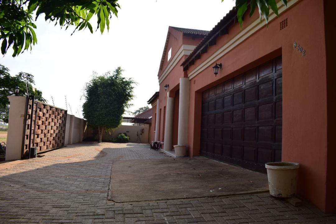 Skyhawk Guesthouse Gaborone Exterior foto