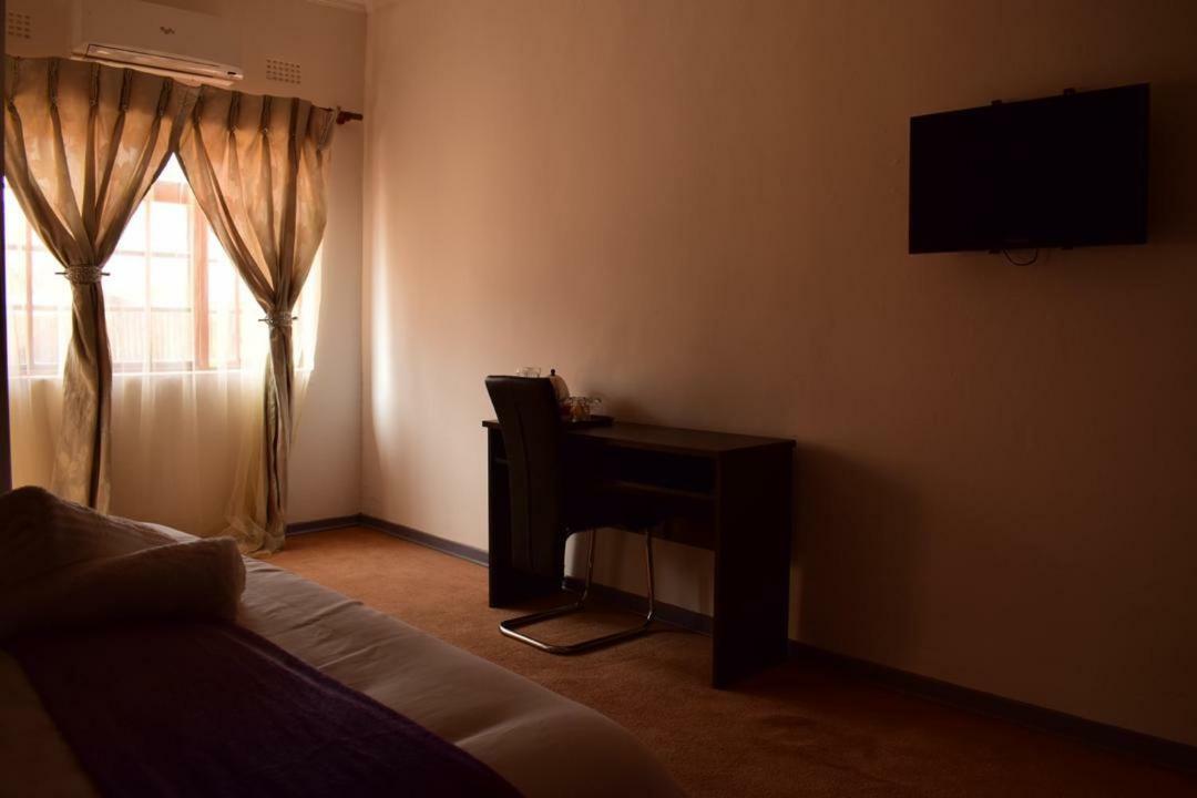 Skyhawk Guesthouse Gaborone Exterior foto